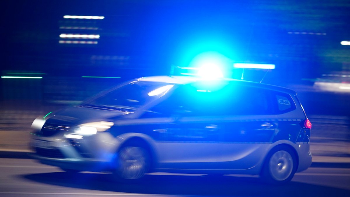 Blaulichtfahrt der Polizei: Einsatz bei Nacht.