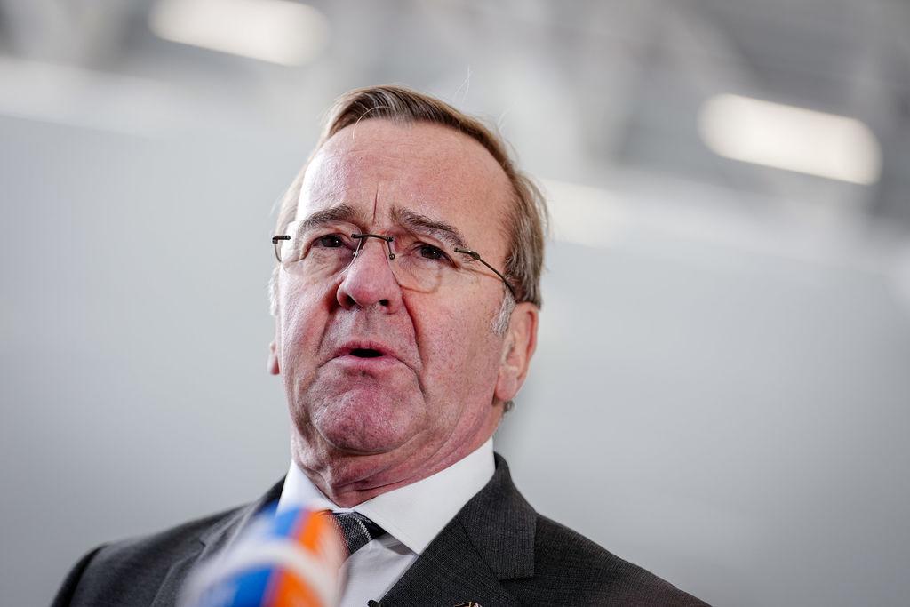 ARCHIV - 23.10.2025, Großbritannien, Lossiemouth: Boris Pistorius (SPD), Bundesminister der Verteidigung, gibt auf der Royal Airbase in Lossiemouth eine Pressekonferenz. (zu dpa: «Warum Boris Pistorius im neuen «Asterix» auftritt») Foto: Kay Nietfeld/dpa +++ dpa-Bildfunk +++