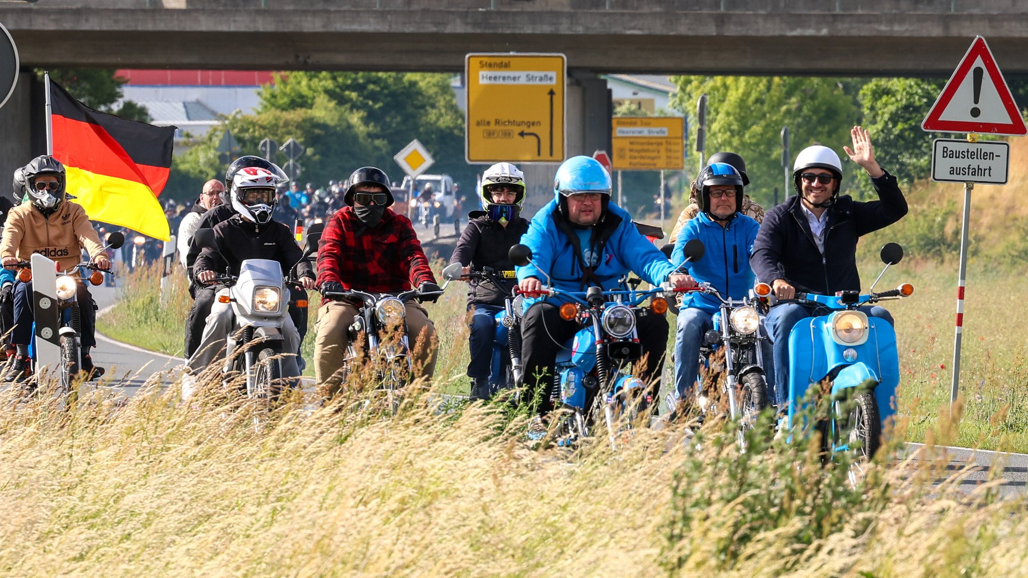 (Symbolbild) Männersache? Wahlkampf-"Ausfahrt" auf Simson-Motorrädern mit AfD-Politiker Ulrich Siegmund am 14. Juni 2026 in der Altmark bei Tangermünde