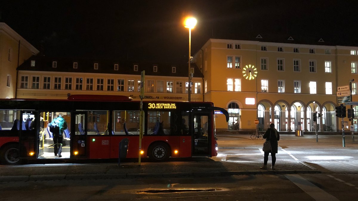 Straßenbeleuchtung am Hauptbahnhof: Die Regensburger sollen nächtliche Lichtquellen zählen