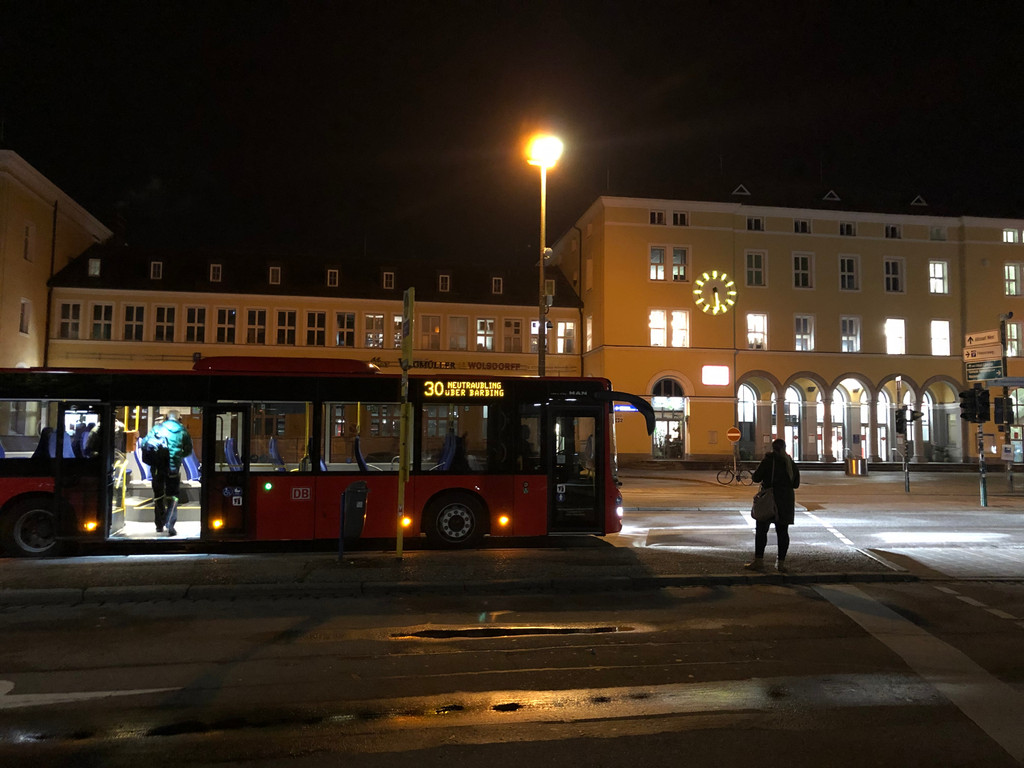 Straßenbeleuchtung am Hauptbahnhof: Die Regensburger sollen nächtliche Lichtquellen zählen