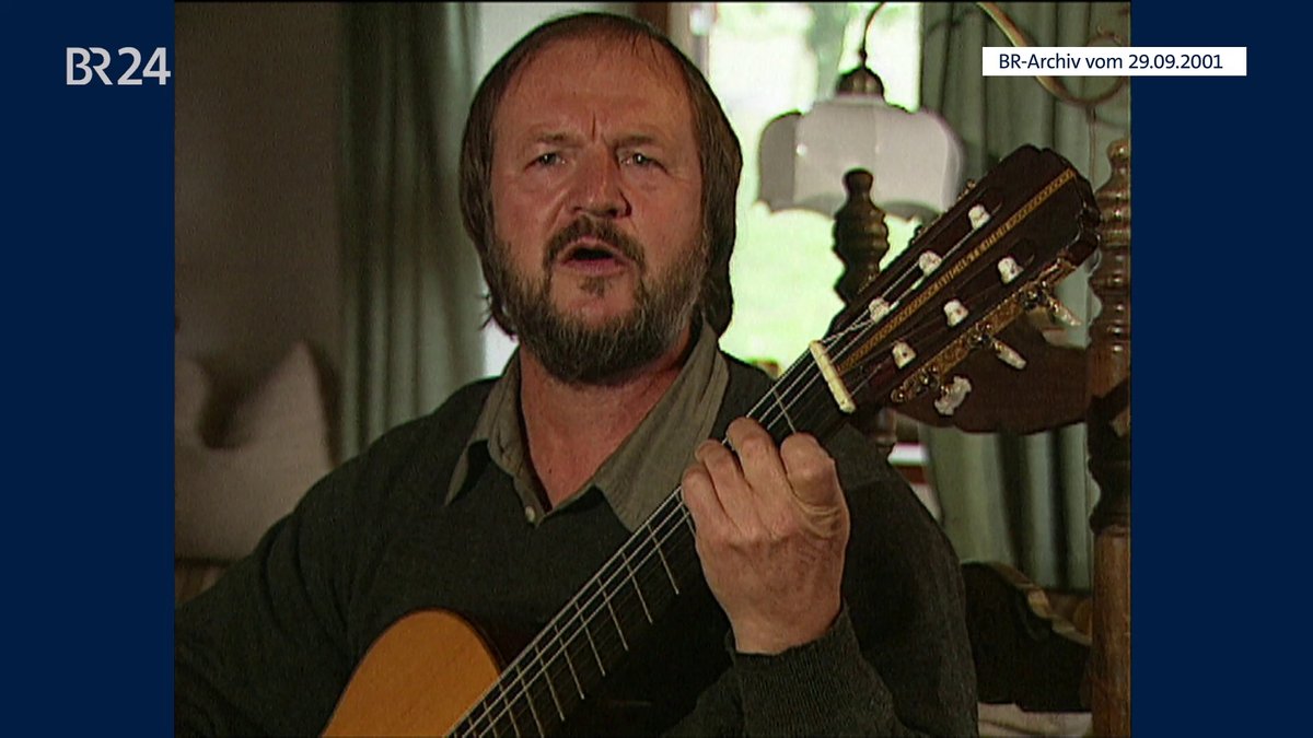 Fredl Fesl mit Gitarre