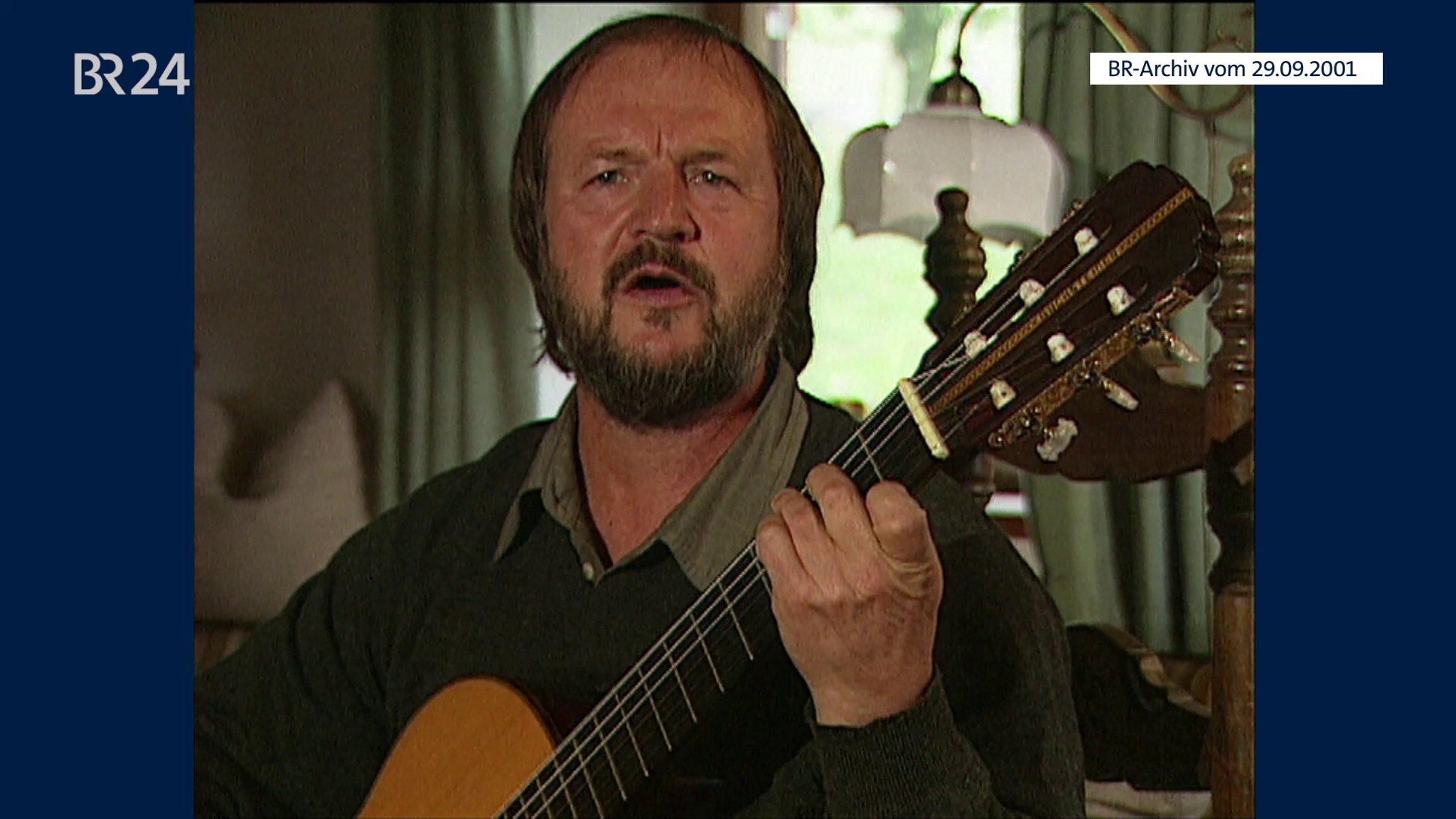 Fredl Fesl mit Gitarre | Bild: BR Archiv Fredl Fesl mit Gitarre