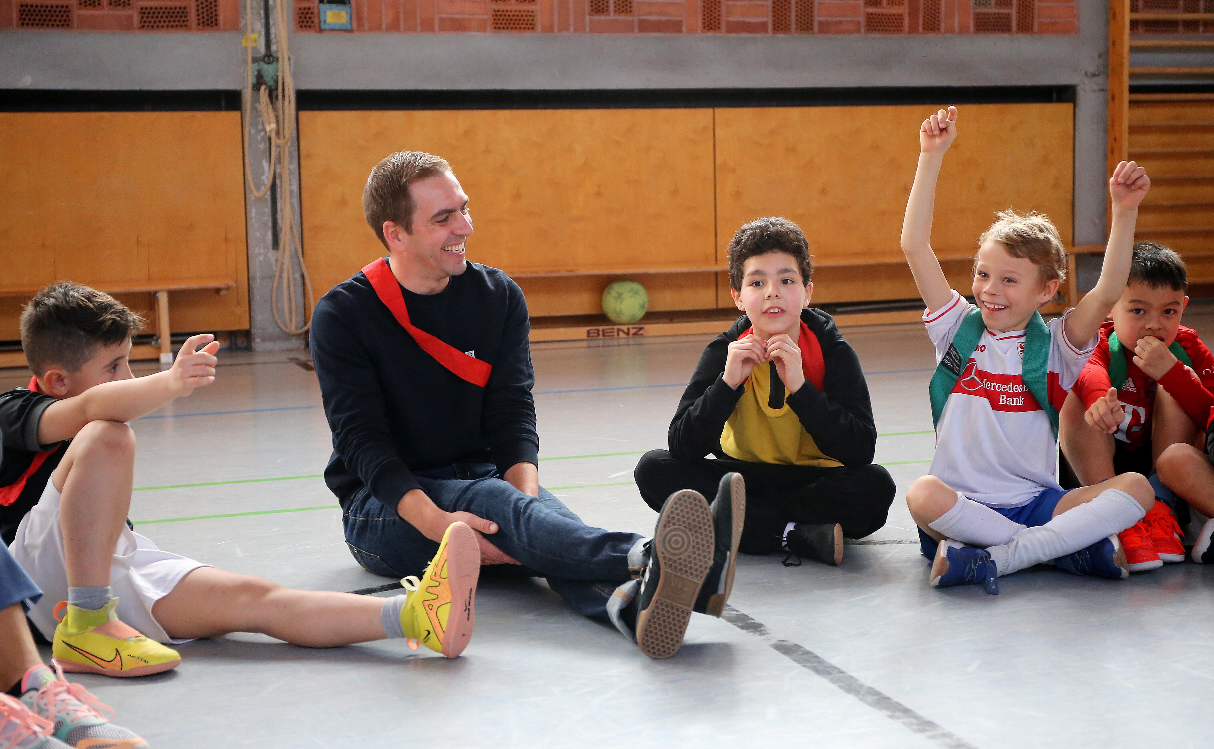 Der frühere FC-Bayern-Kapitän Philipp Lahm mit Kindern bei einem Medientermin 2023