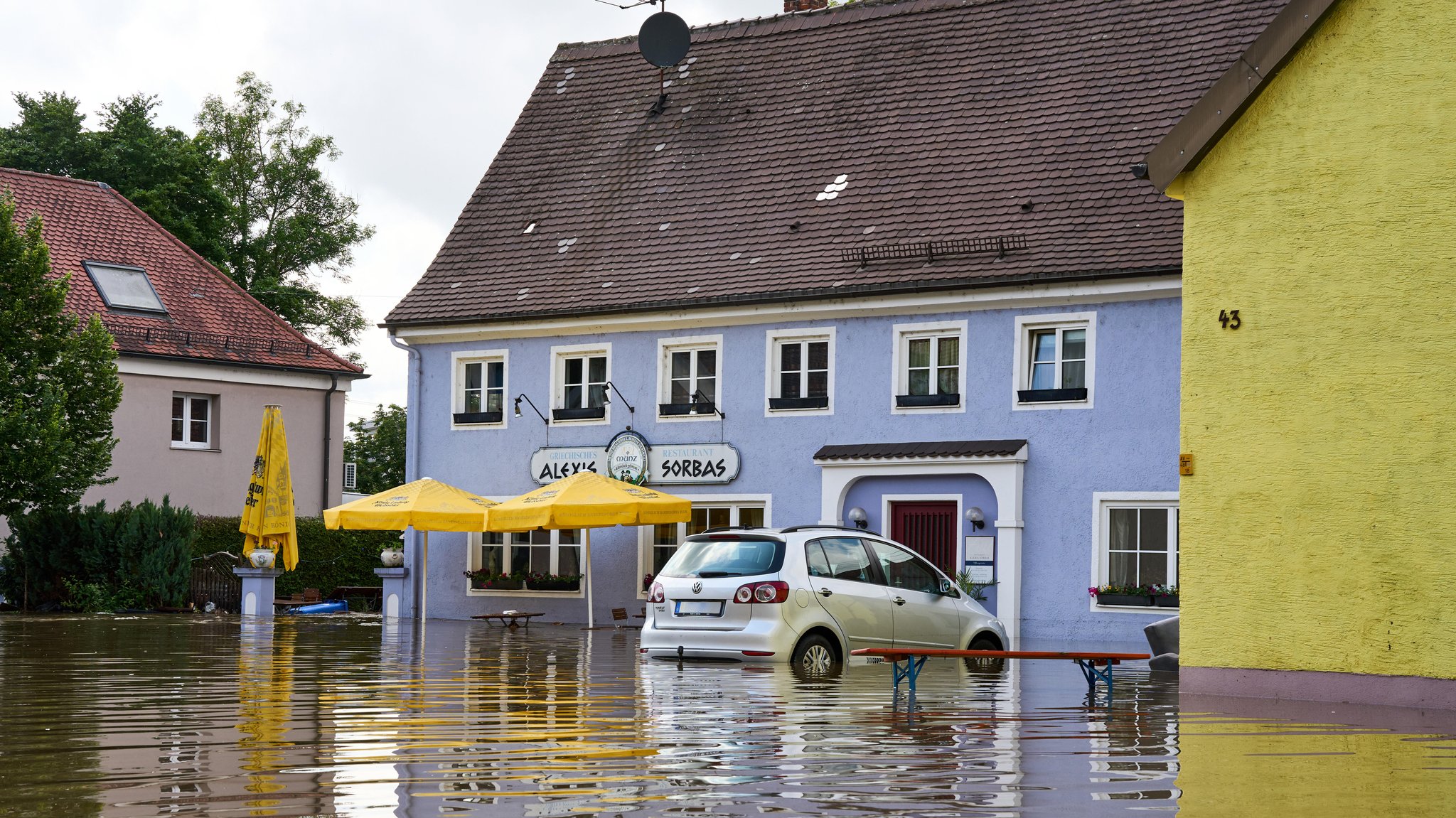 Günzburg im Juni vor einem Jahr: Straßen und Häuser sind vom Hochwasser geflutet. Autos stehen teilweise unter Wasser