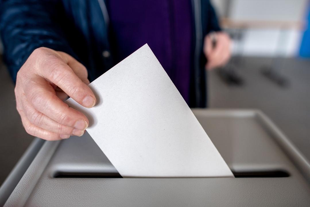 (Symbolbild) Ein Wähler wirft in einem Wahllokal seinen Stimmzettel in eine Wahlurne.