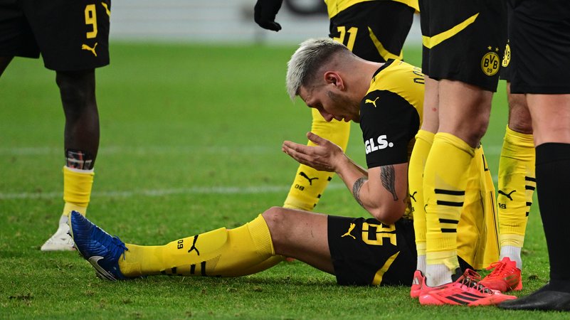 Niklas Süle nach einem Kopftreffer am Boden | Bild: dpa/picture-alliance Niklas Süle nach einem Kopftreffer am Boden