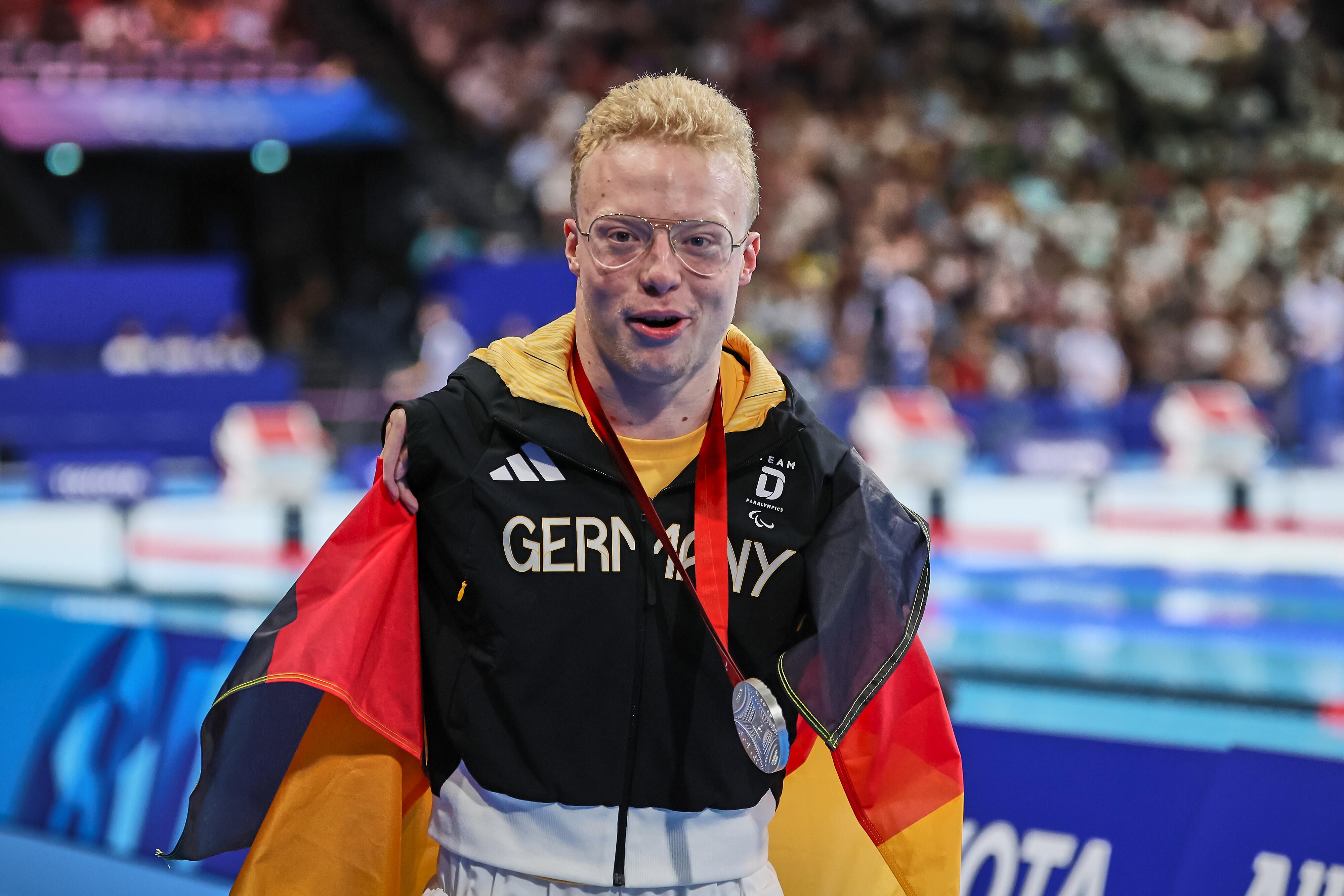 Josia Topf feiert seine Silbermedaille