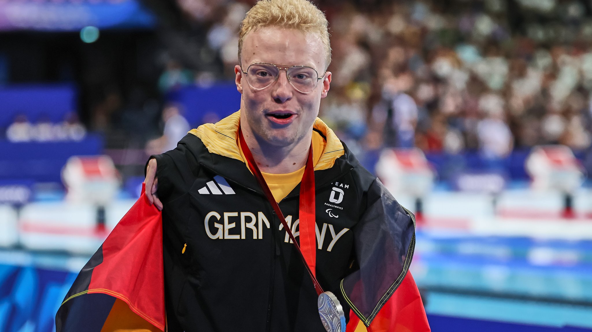 Josia Topf feiert seine Silbermedaille