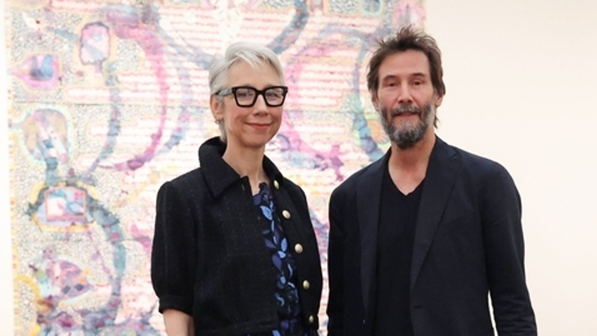 Alexandra Grant und Keanu Reeves in der Ausstellung. | Bild: Daniel Löb / dpa Alexandra Grant und Keanu Reeves in der Ausstellung.