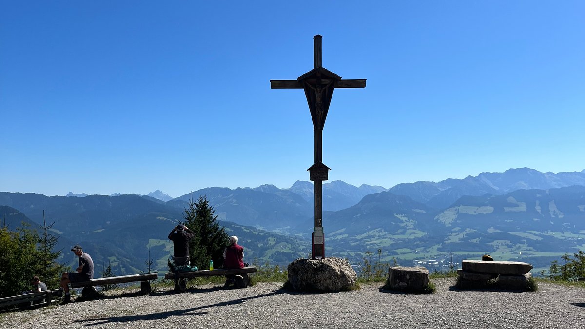 Einmal in der Woche findet bei gutem Wetter auf dem Mittagberg im Allgäu ein Berggottesdienst statt.