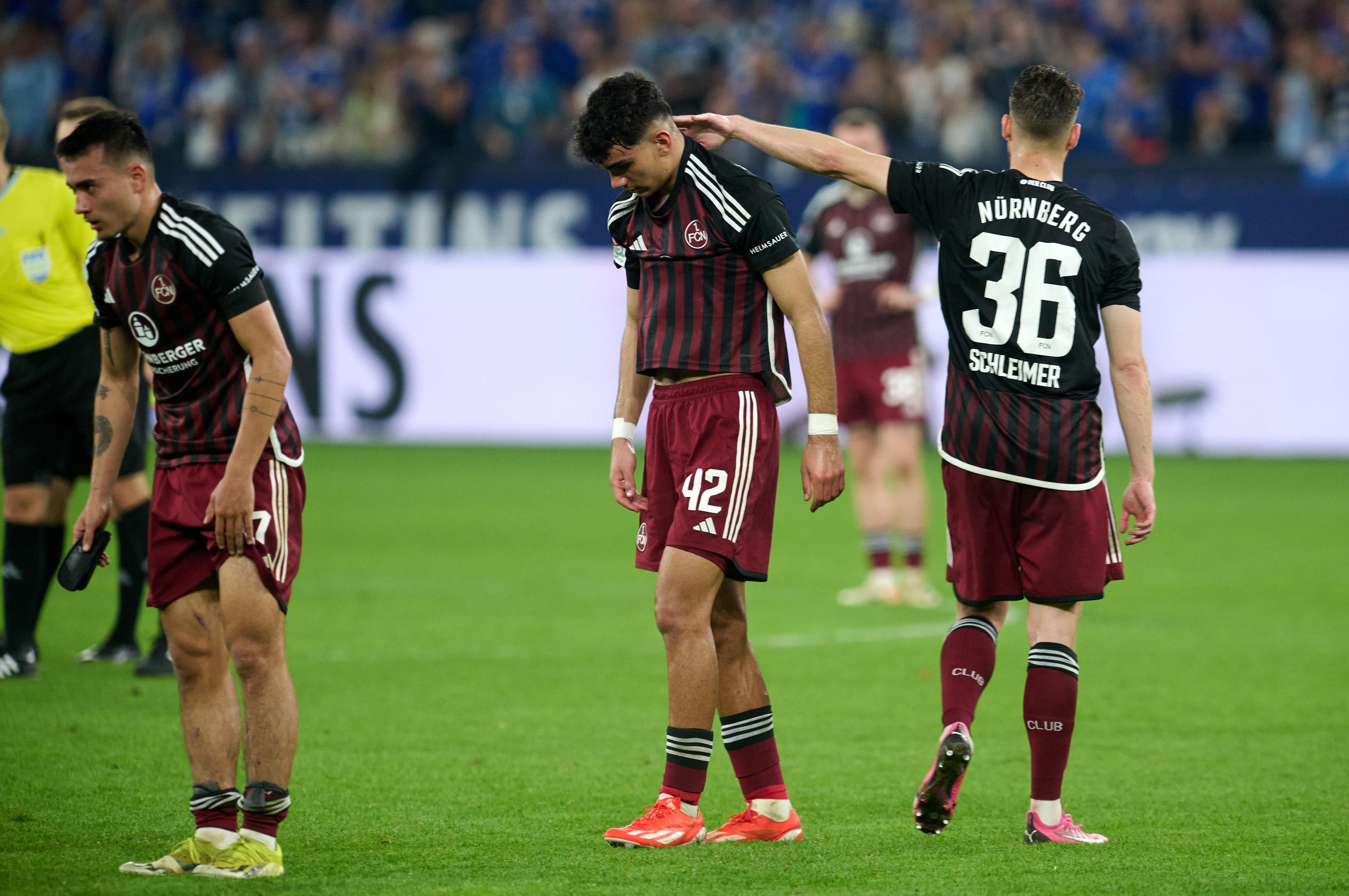 Enttäuscht auf Schalke: Die Spieler des 1. FC Nürnberg