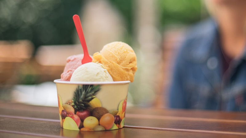 Eine junge Frau isst einen Eisbecher. | Bild: BR/Markus Konvalin Eine junge Frau isst einen Eisbecher.