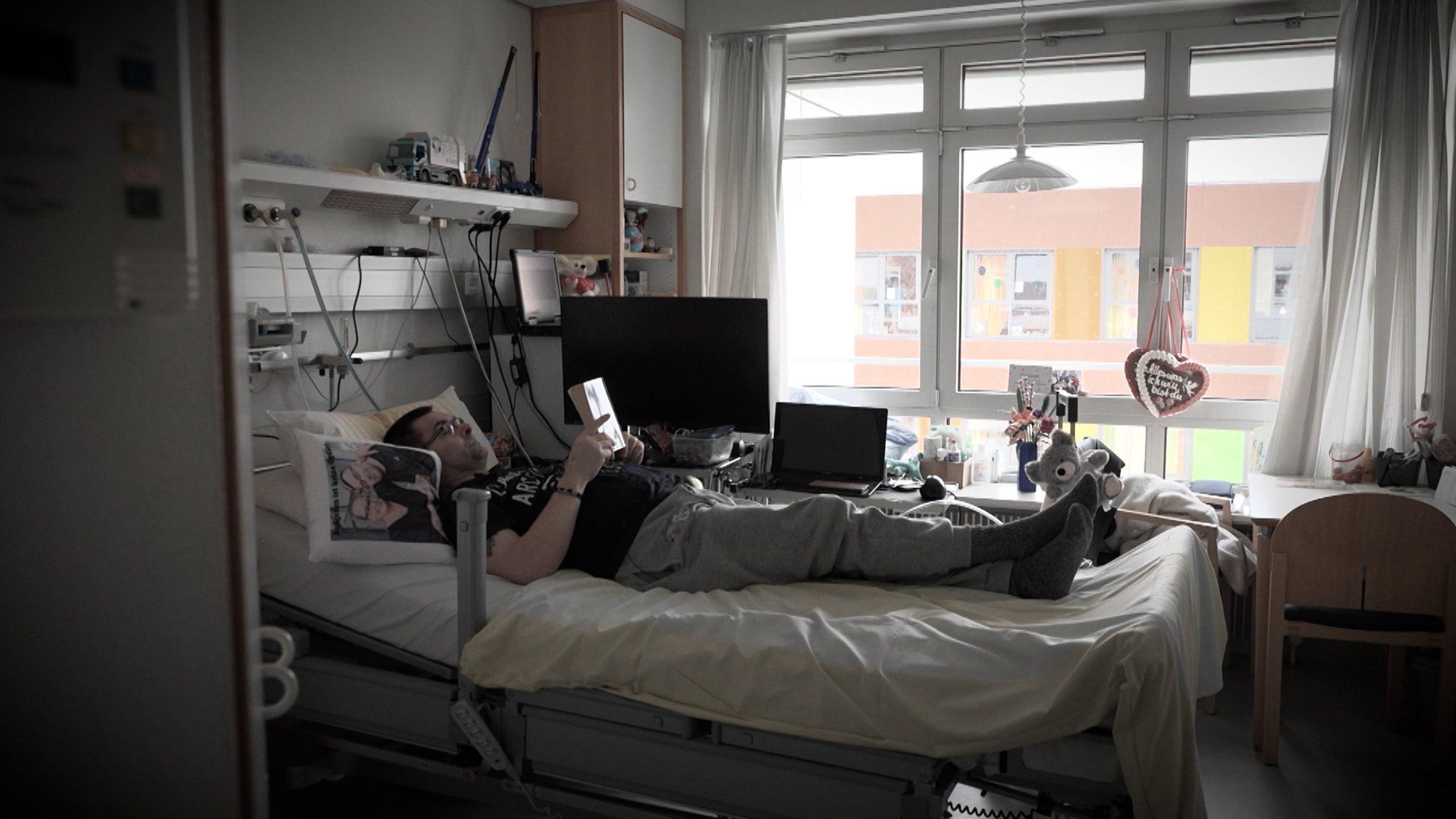 Patient liegt in einem Krankenhausbett