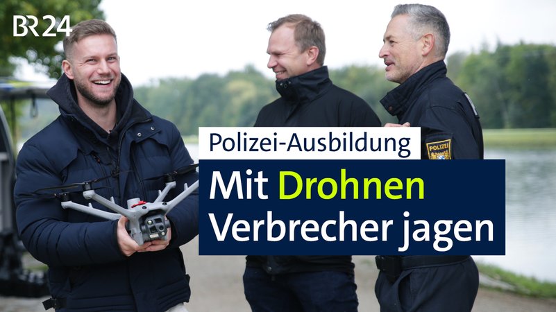 Zwei Beamte stehen neben einem Polizisten mit einer Drohne in der Hand | Bild: BR24/ Isabel Pogner Zwei Beamte stehen neben einem Polizisten mit einer Drohne in der Hand
