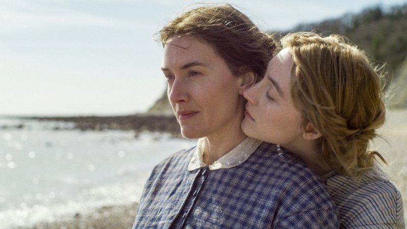In dieser Filmszene von "Ammonite" genießen die Schauspielerinnen Kate Winslet und Saoirse Ronan als heimliches Liebespaar den Strand der englischen Südküste.