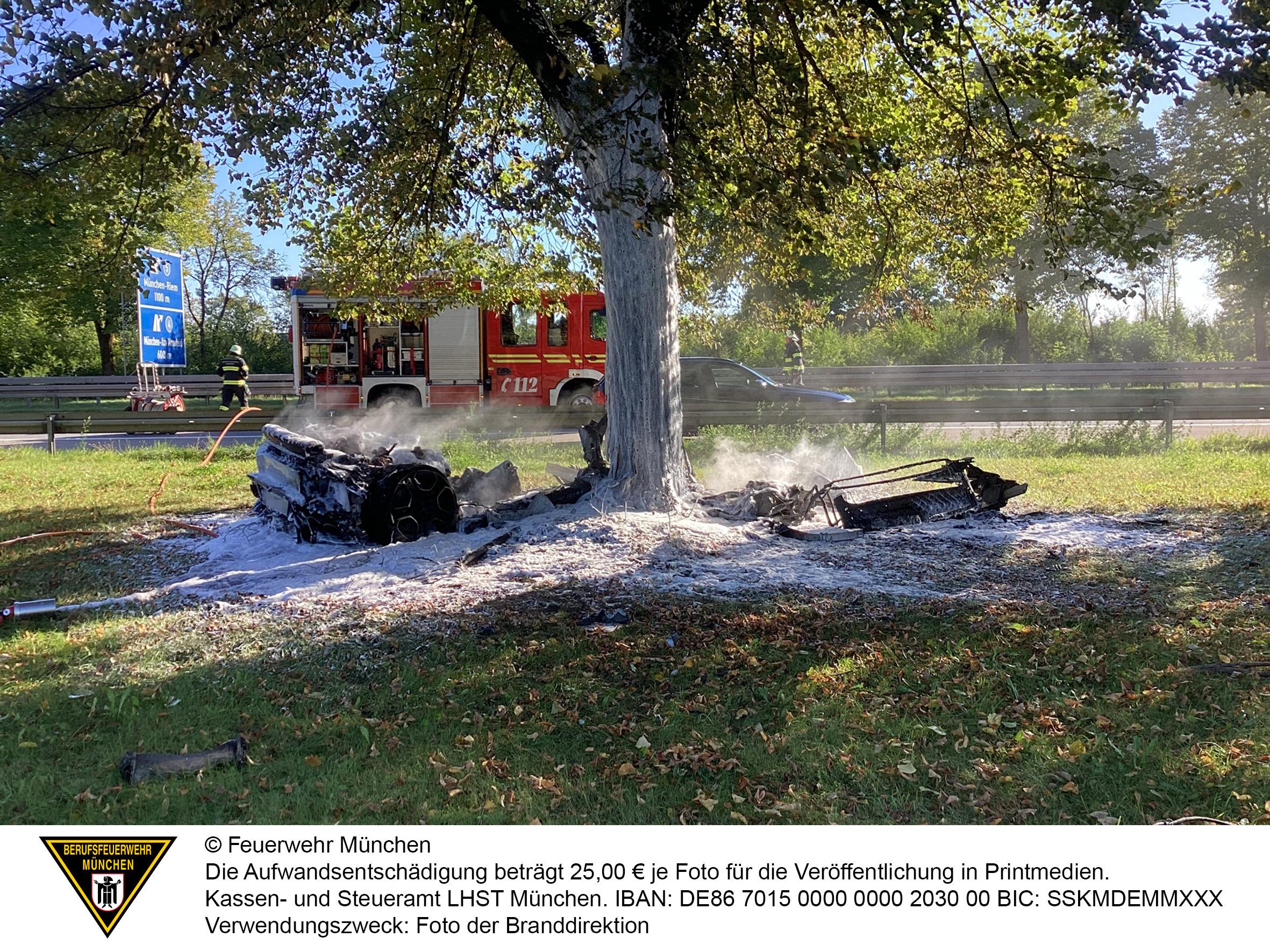 Zerfetzter Lamborghini, der auf der A94 Richtung München auf der Höhe von Daglfing von der Straße abkam.