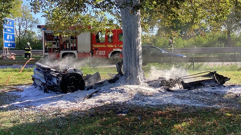 Zerfetzter Lamborghini, der auf der A94 Richtung München auf der Höhe von Daglfing von der Straße abkam. | Bild: Feuerwehr München Zerfetzter Lamborghini, der auf der A94 Richtung München auf der Höhe von Daglfing von der Straße abkam.