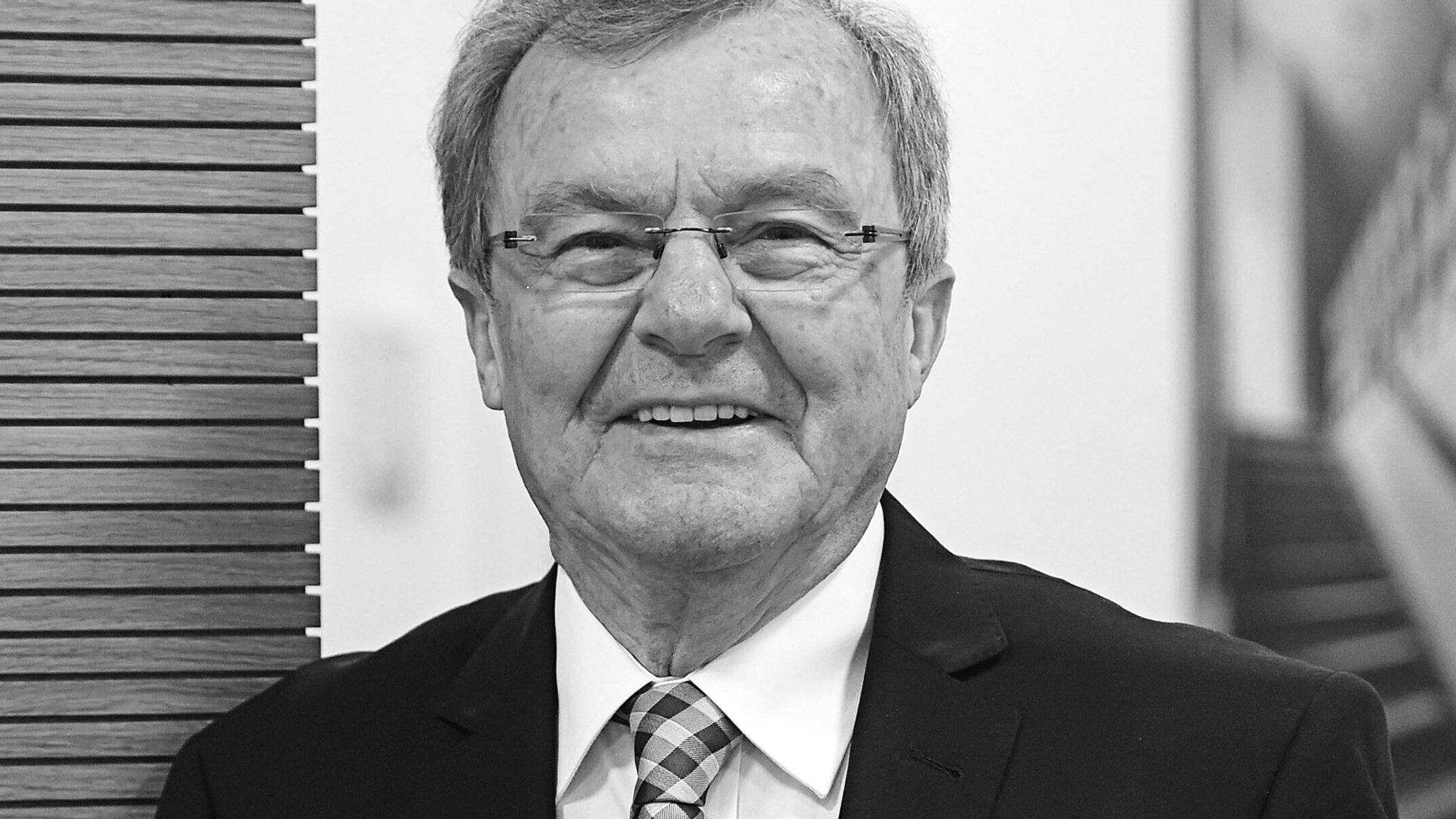 Schwarzweiß-Porträt von Josef Deimer. (Archivbild vom 24.05.2016.) Der ehemalige Oberbürgermeister der Stadt Landshut Josef Deimer ist im Alter von 90 Jahren gestorben.