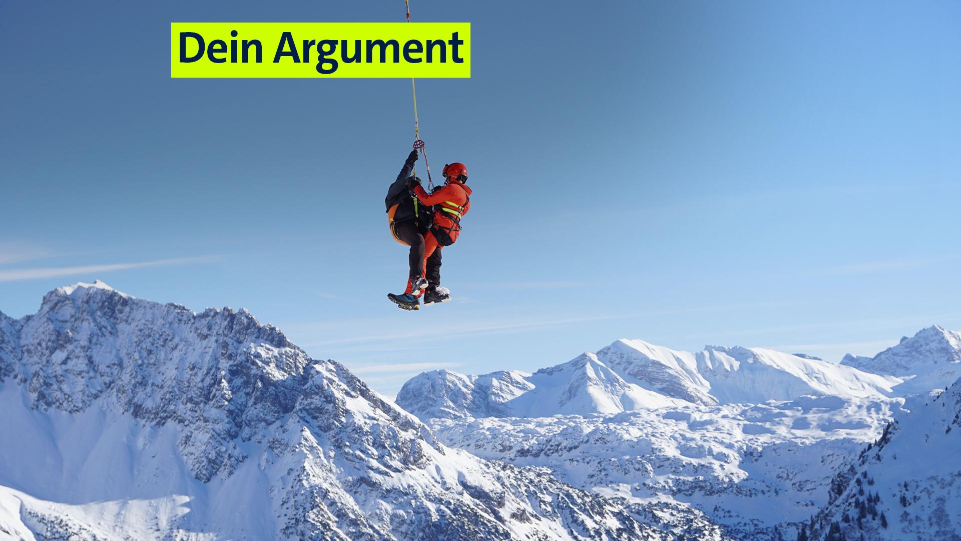 Eine Person wird nach einem Skiunfall von der Bergrettung per Luftrettung gerettet.