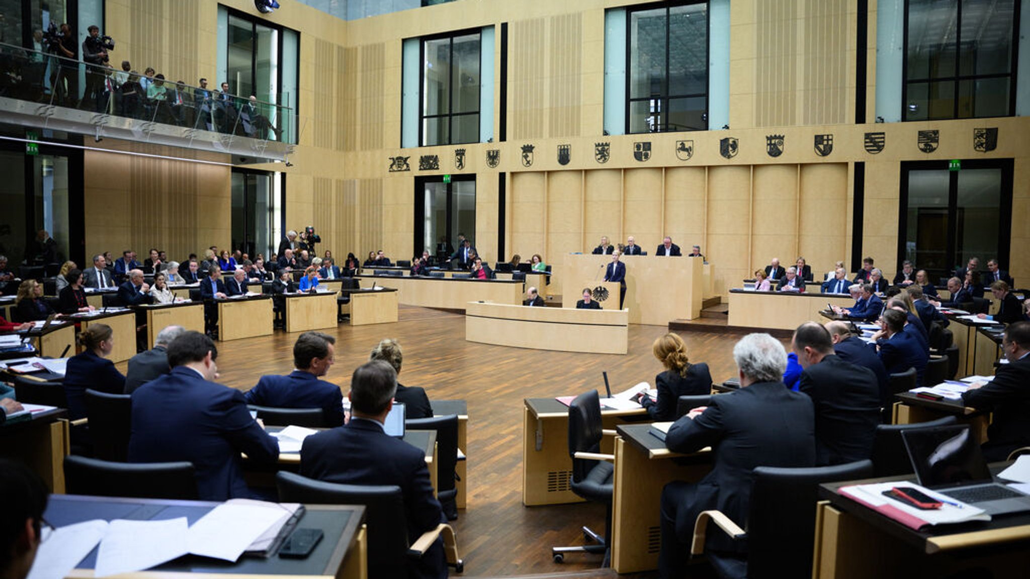 22.03.2024, Berlin: Manuela Schwesig (SPD), Ministerpräsidentin von Mecklenburg-Vorpommern und amtierende Bundesratspräsidentin, spricht in der 1042. Plenarsitzung vom Deutschen Bundesrat. Die Länderkammer beschäftigt sich in ihrer zweiten Sitzung im Jahr 2024 mit über 60 Punkten auf der Tagesordnung, unter anderem dem Cannabis-Gesetz, dem Wachstumschancengesetz, dem Klinik-Atlas zur Behandlungsqualität, dem Gesetz zu höherer Ticketsteuer und dem Aus für Agrardiesel.