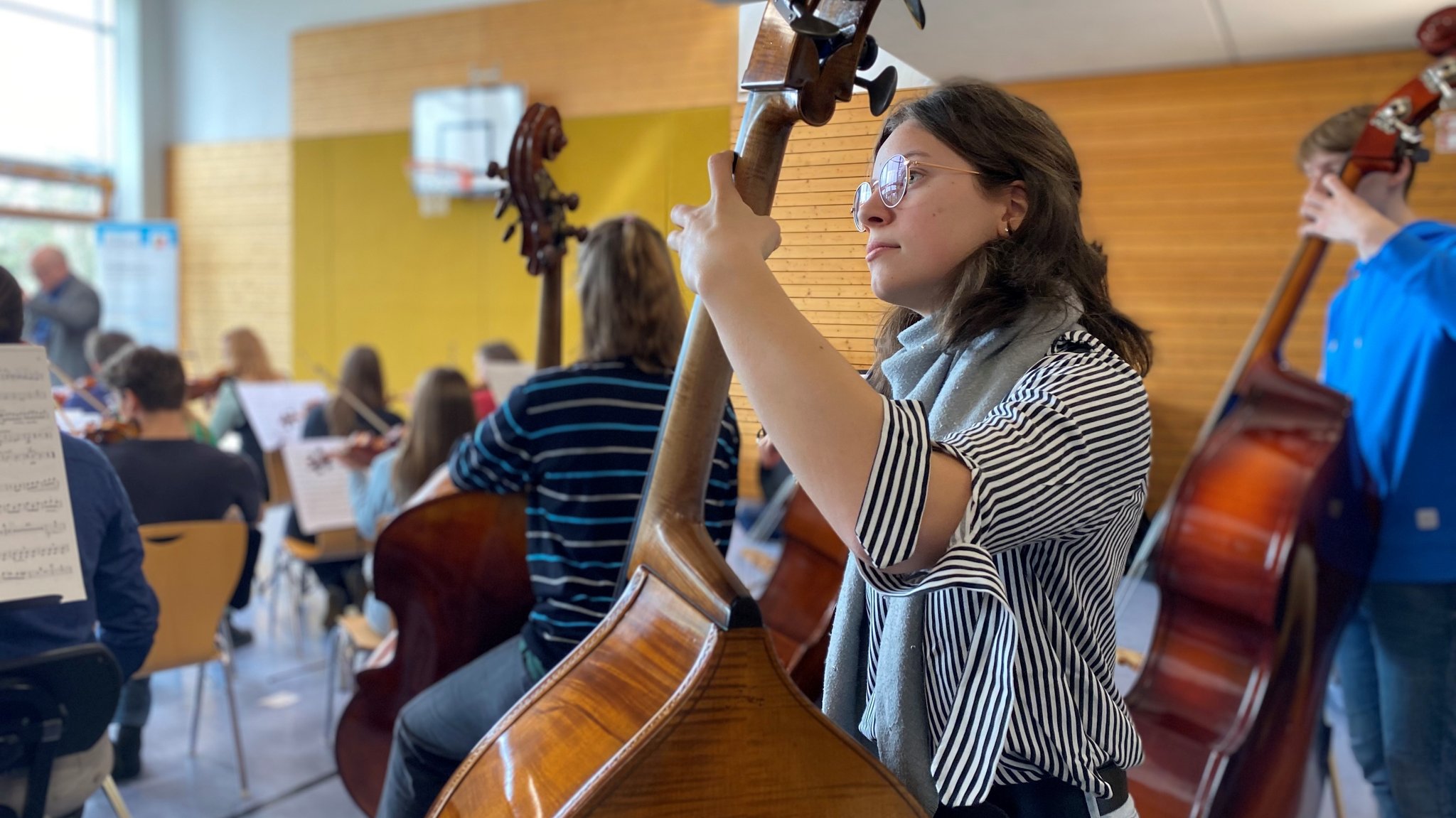 Eine junge Frau hält einen Kontrabass 