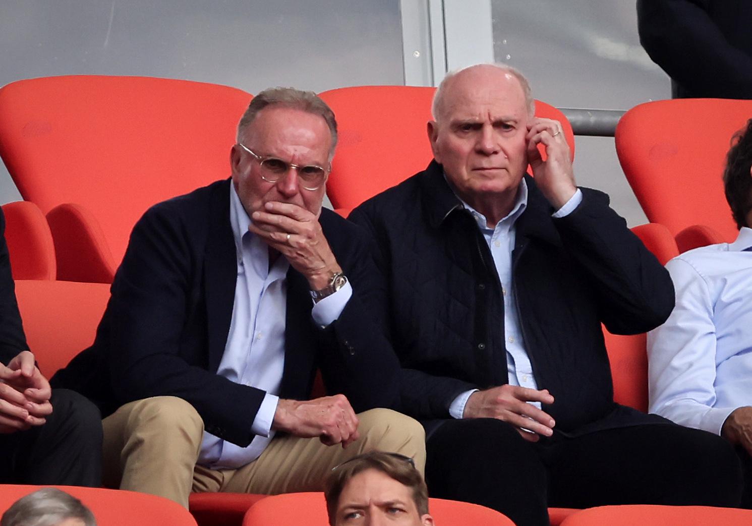 Karl-Heinz Rummenigge (l.) und Uli Hoeneß auf der Tribüne in der Münchner Arena