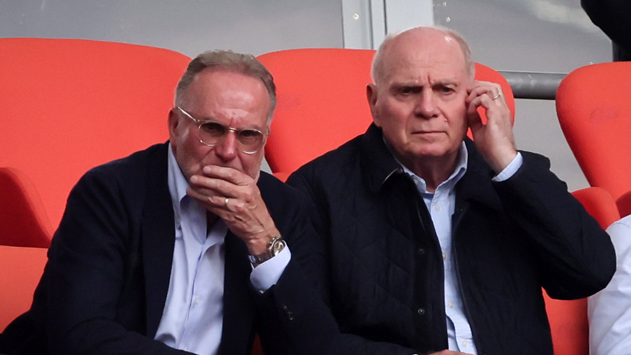 Karl-Heinz Rummenigge (l.) und Uli Hoeneß auf der Tribüne in der Münchner Arena