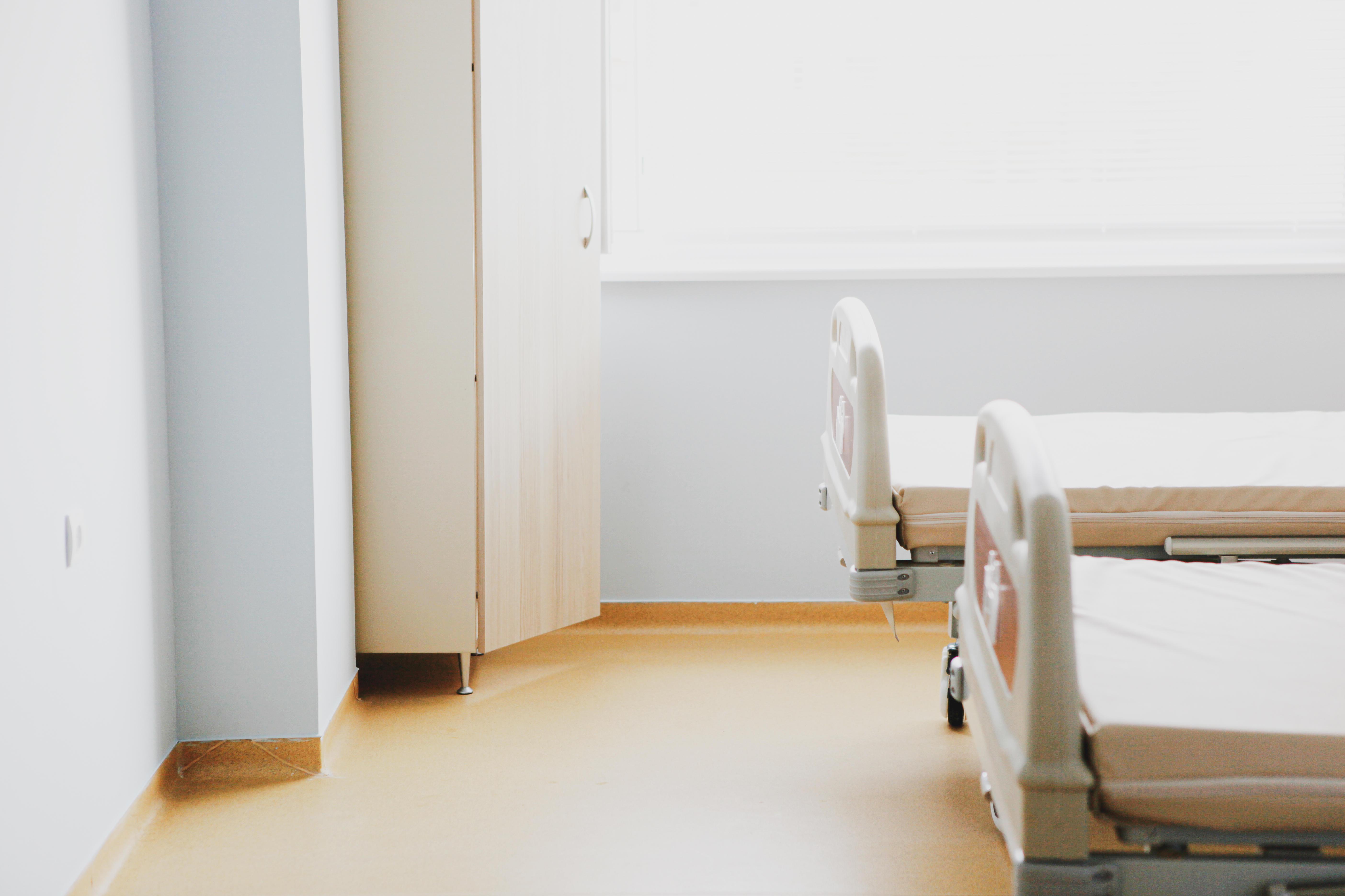 Leere Betten in einem Krankenhaus