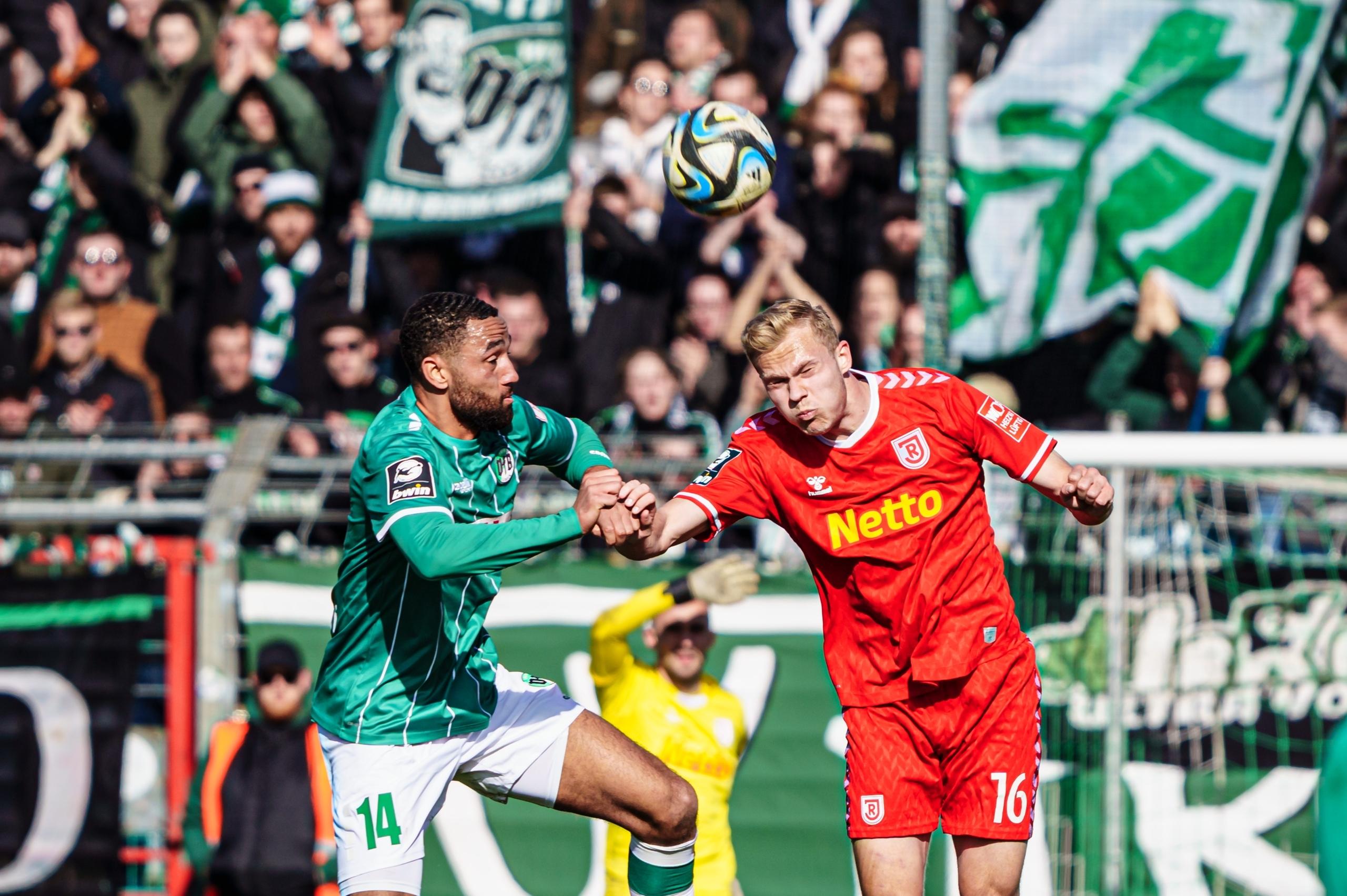 Kopfballduell Cyrill Akono (VfB Luebeck) Louis Breunig (SSV Jahn Regensburg)