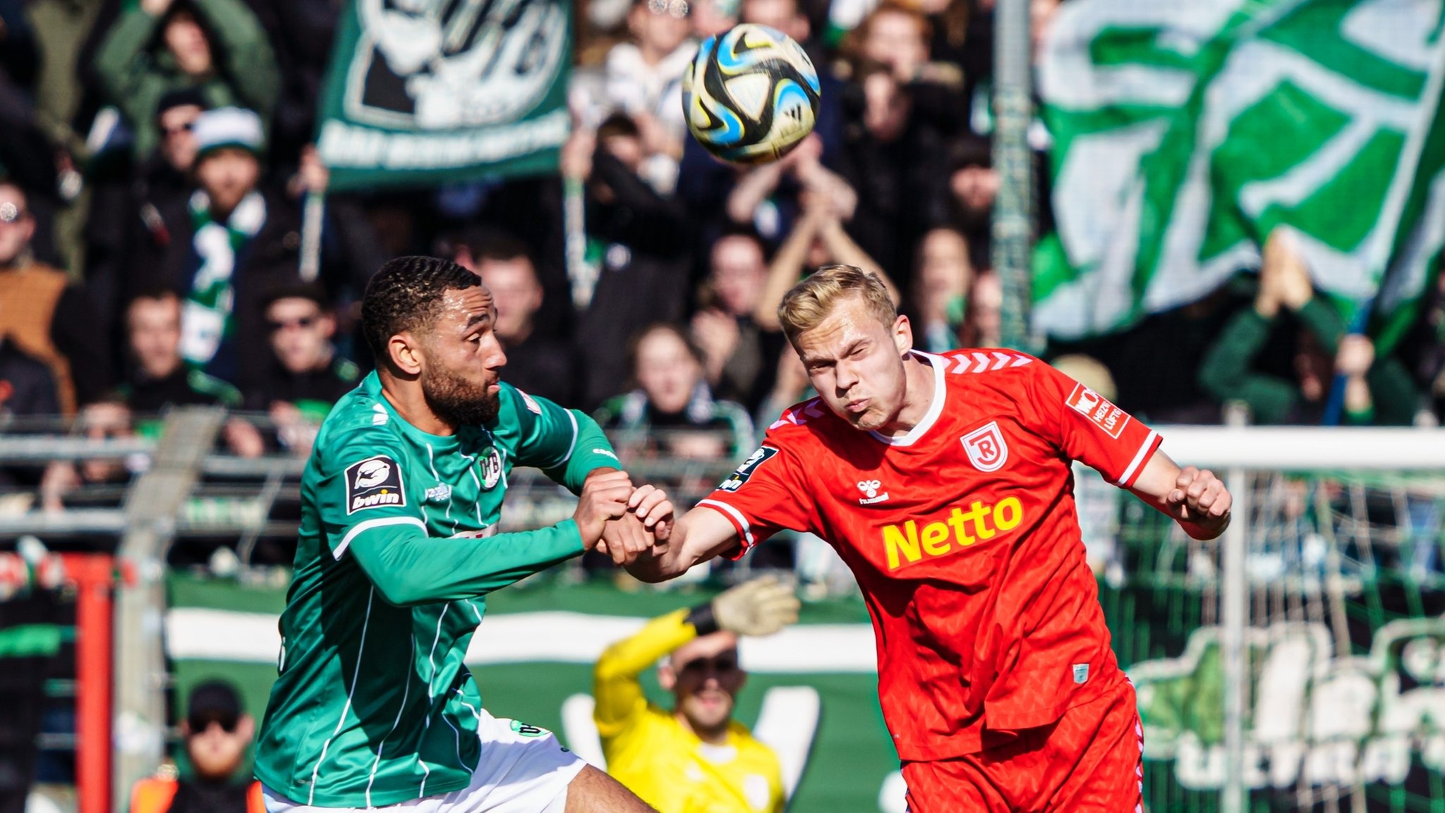 Kopfballduell Cyrill Akono (VfB Luebeck) Louis Breunig (SSV Jahn Regensburg)