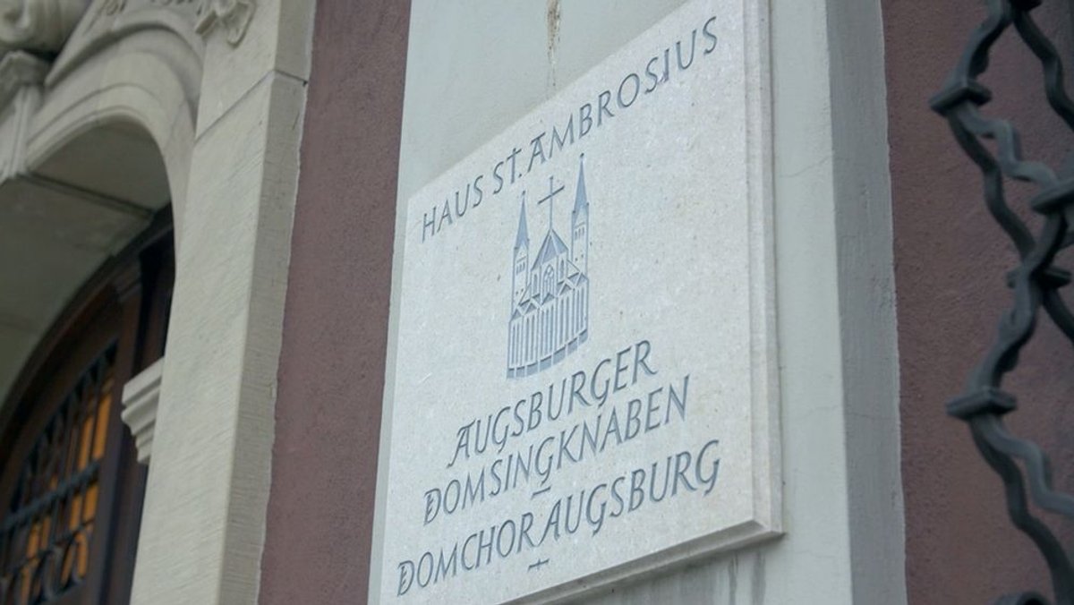 Das Schild vor dem Haus der Domsingknaben in Augsburg.