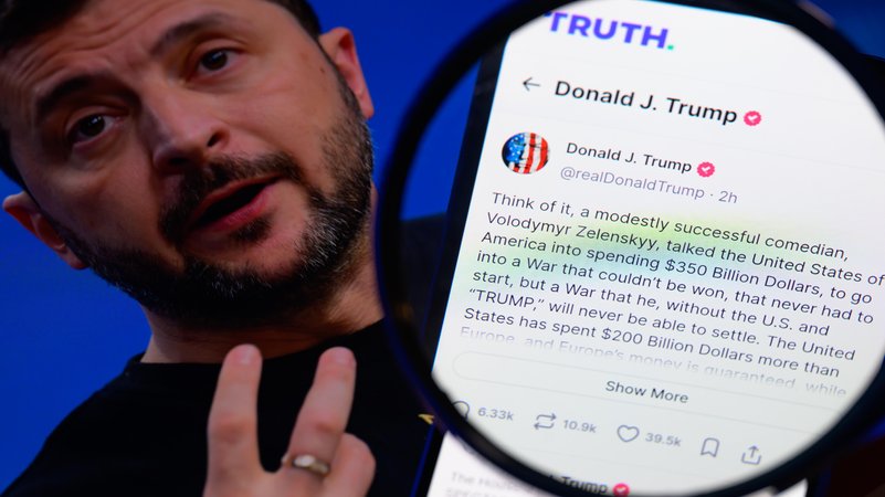 Der Post von US-Präsident Donald Trump auf seiner Online-Plattform "Truth Social" gegen den ukrainischen Präsident Wolodymyr Selenskyj - im Hintergrund Selenskyj selbst. | Bild: picture alliance / Sipa USA | Jonathan Raa Der Post von US-Präsident Donald Trump auf seiner Online-Plattform "Truth Social" gegen den ukrainischen Präsident Wolodymyr Selenskyj - im Hintergrund Selenskyj selbst.