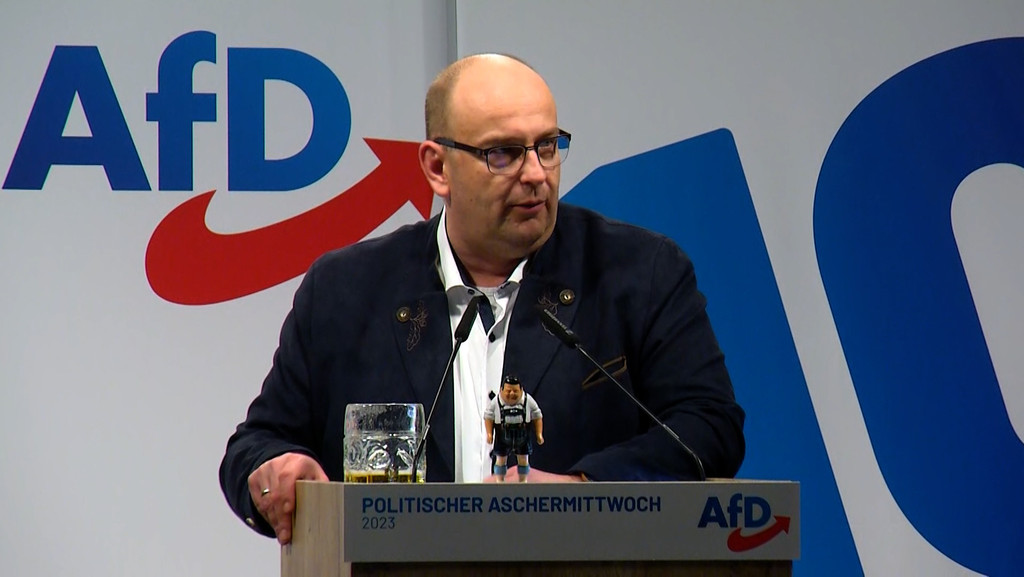 Die Reden der AfD in Osterhofen geraten erwartungsgemäß feindlich gegen Geflüchtete.