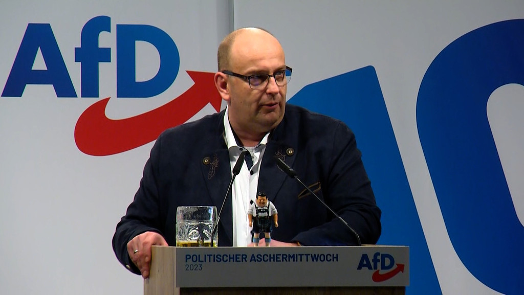 Die Reden der AfD in Osterhofen geraten erwartungsgemäß feindlich gegen Geflüchtete. | Bild: BR Die Reden der AfD in Osterhofen geraten erwartungsgemäß feindlich gegen Geflüchtete.