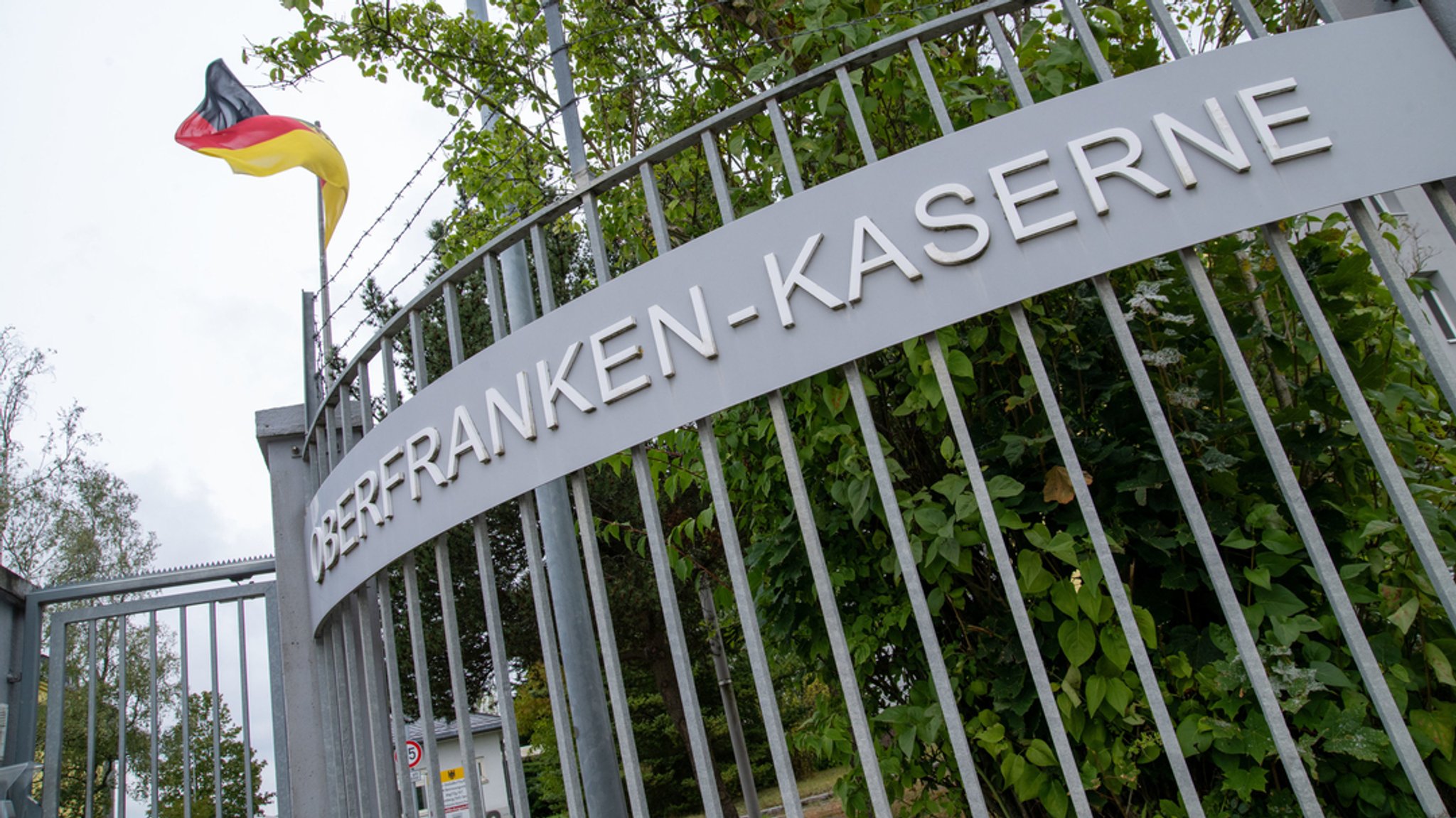 Eine deutsche Flagge weht am Eingang der Oberfranken-Kaserne. 