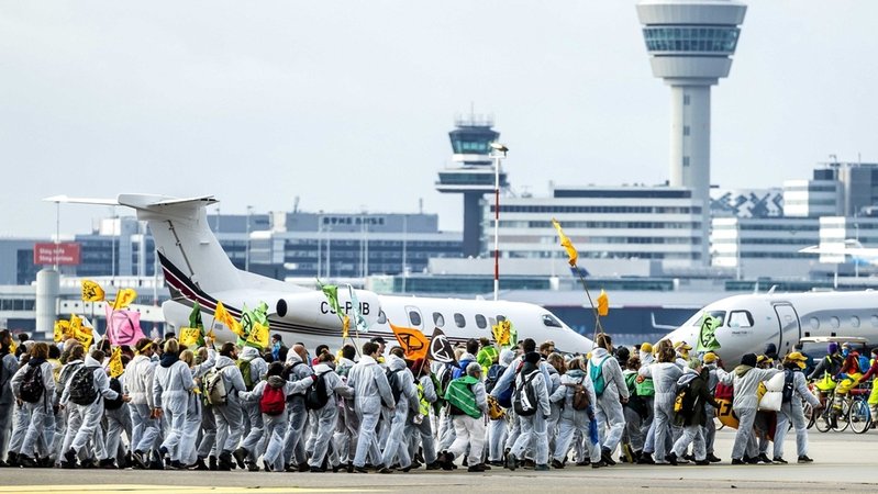 Klimaaktivisten auf dem Amsterdamer Flughafen