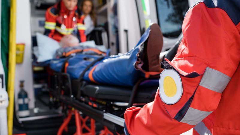 Ein Mann wird auf einer Liege in einen Rettungswagen eingeliefert. | Bild: Colourbox Ein Mann wird auf einer Liege in einen Rettungswagen eingeliefert.