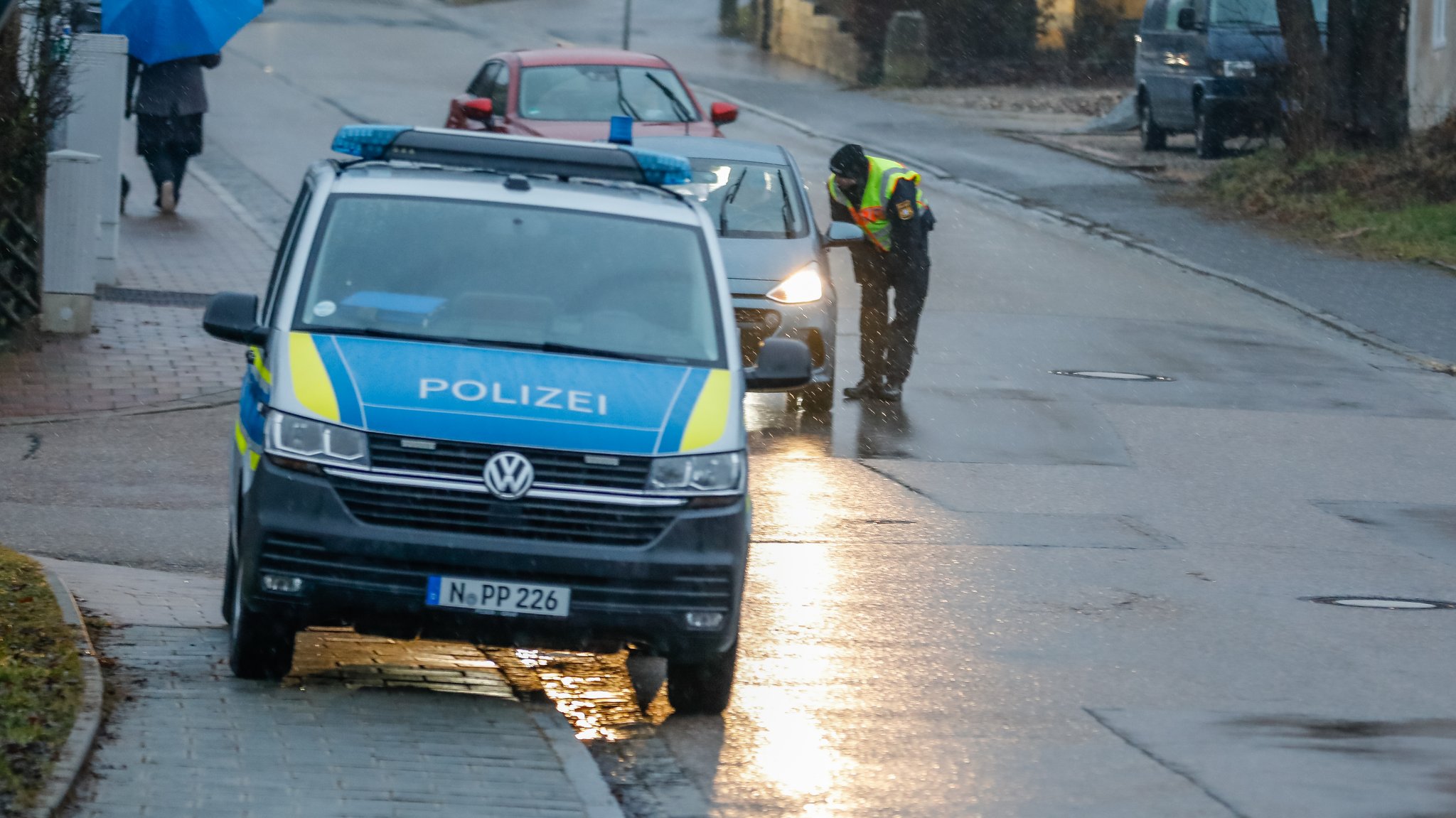 Die Polizei ermittelt wegen versuchten Mordes und hat eine 26-köpfige Sonderkommission eingerichtet. Sie befragte auch 200 Pendler in Heilsbronn.