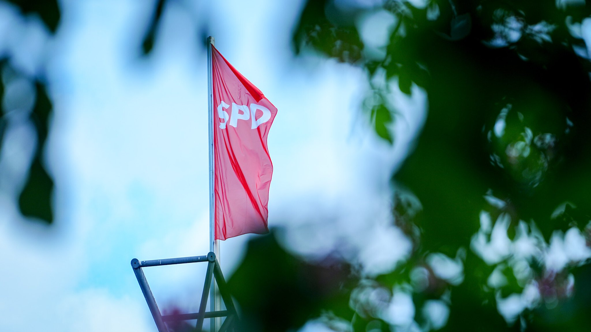Die SPD-Flagge weht im Wind auf der Parteizentrale, dem Willy-Brandt-Haus in Berlin. | Bild: picture alliance/dpa/Kay Nietfeld Die SPD-Flagge weht im Wind auf der Parteizentrale, dem Willy-Brandt-Haus in Berlin.
