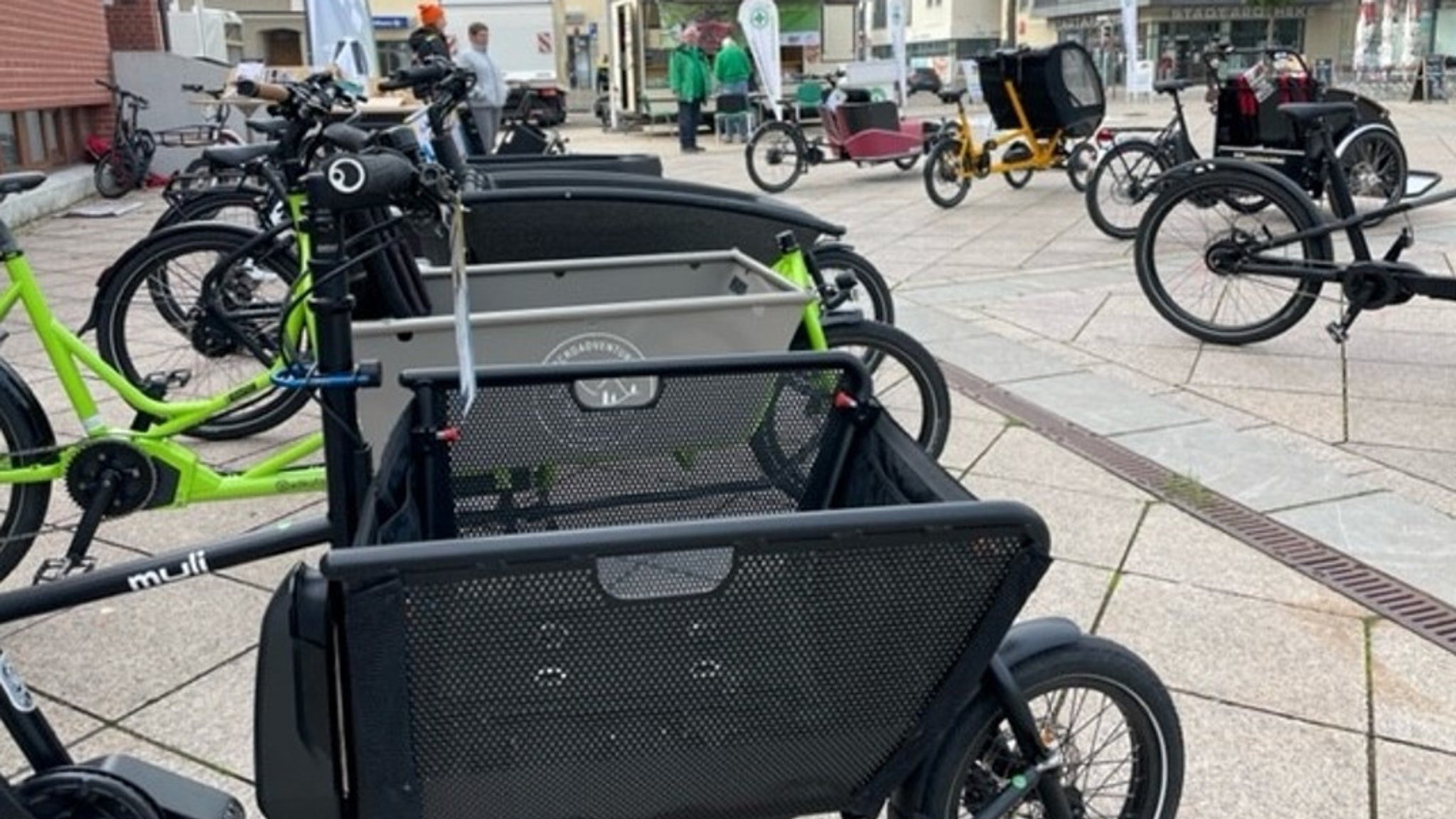 Auf der Cargobike Roadshow in Neu-Ulm stehen viele Lastenräder nebeneinander