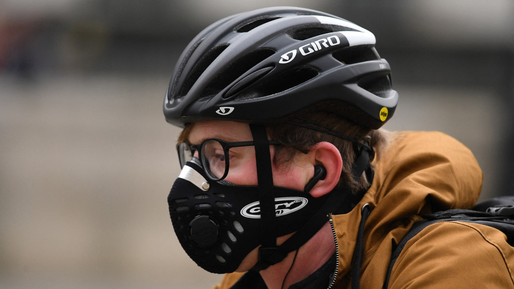 Ein Fahrradfahrer in London trägt Helm.