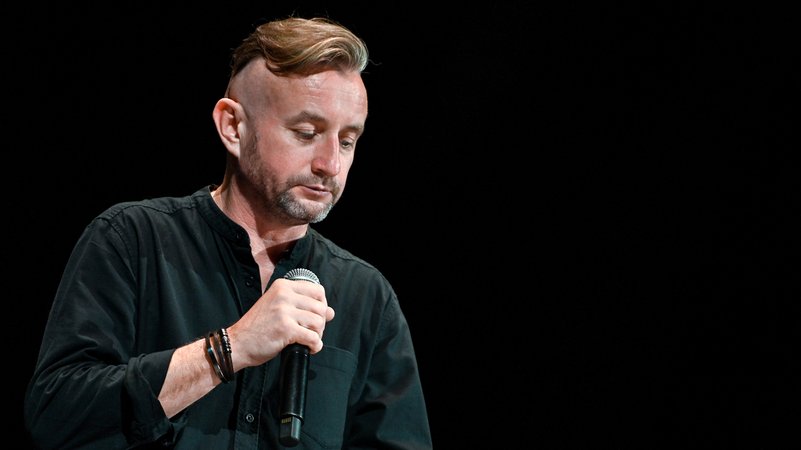 Der ukrainische Autor Serhij Zhadan bei einem Auftritt in Lwiw | Bild: picture alliance / Photoshot | - Der ukrainische Autor Serhij Zhadan bei einem Auftritt in Lwiw