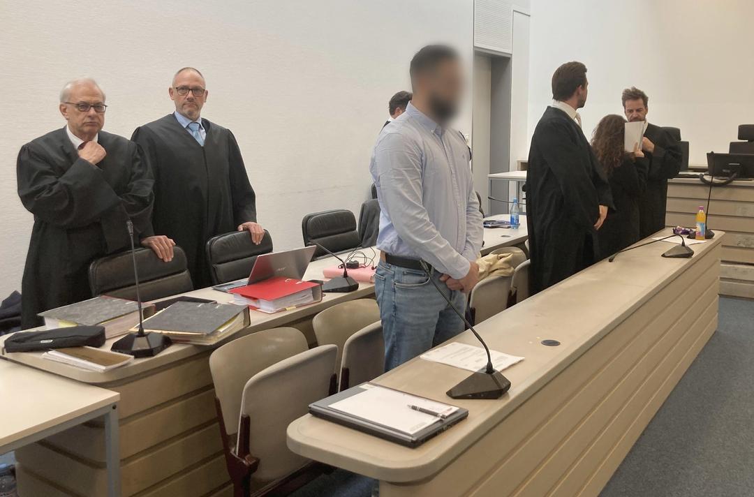 Angeklagte und Anwälte vor Gericht. 