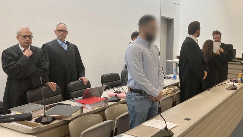 Angeklagte und Anwälte vor Gericht. | Bild: dpa-Bildfunk/Sabine Dobel Angeklagte und Anwälte vor Gericht.