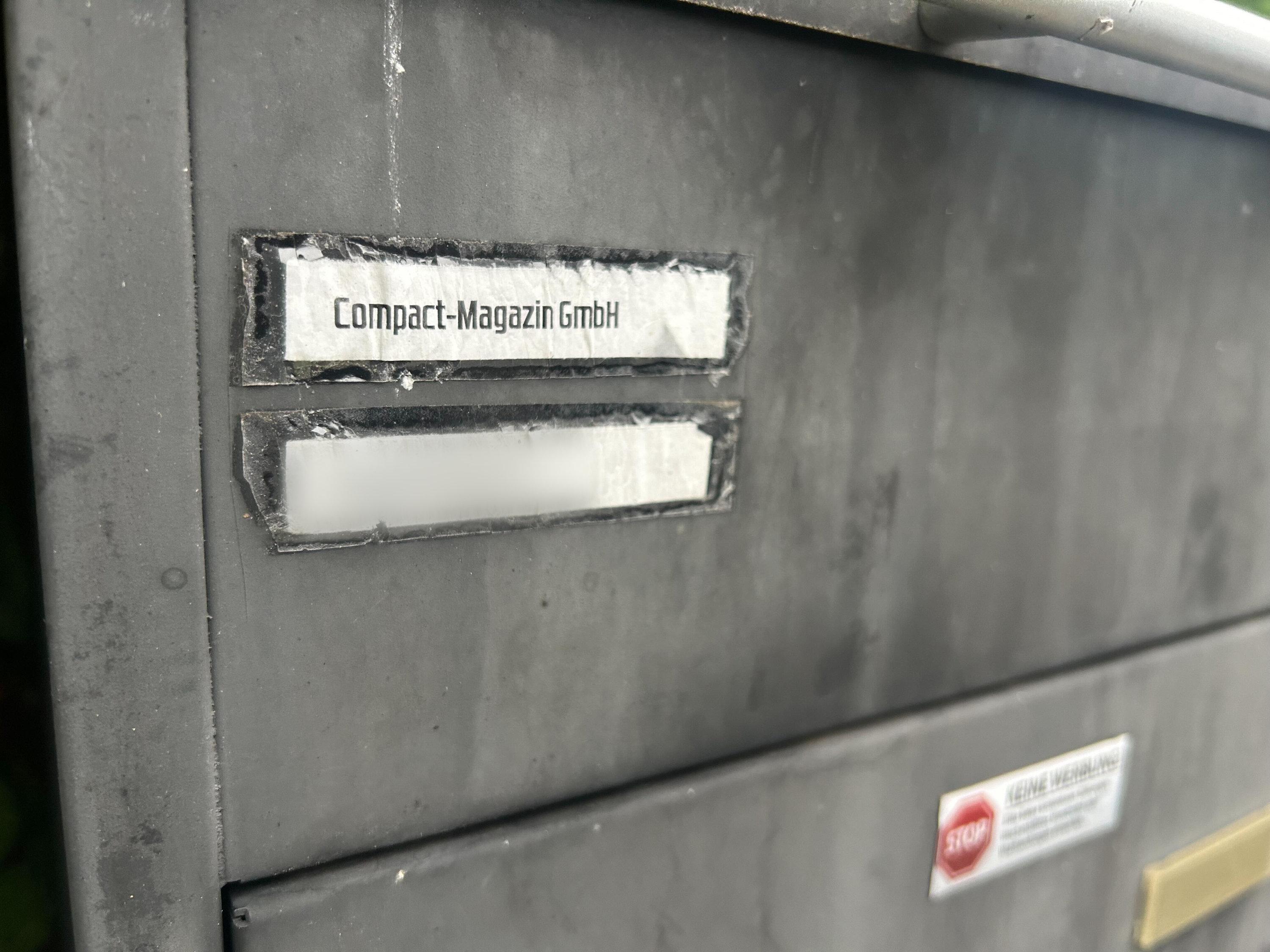 Die Aufschrift "Compact-Magazin GmbH" steht an einem Briefkasten im brandenburgischen Falkensee.