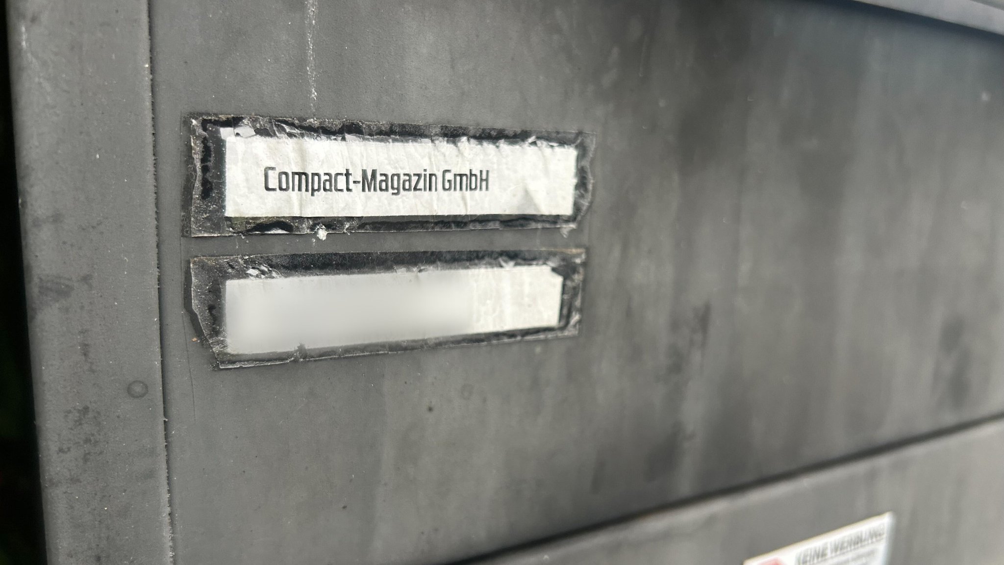 Die Aufschrift "Compact-Magazin GmbH" steht an einem Briefkasten im brandenburgischen Falkensee.