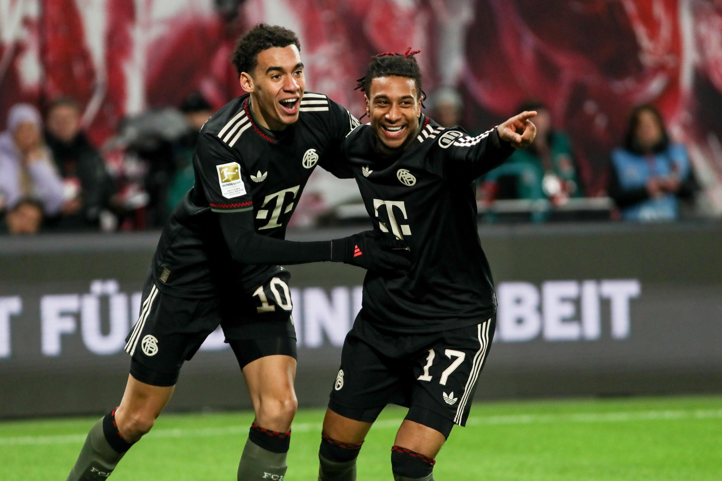 Jamal Musiala und Michael Olise jubeln gegen Leipzig