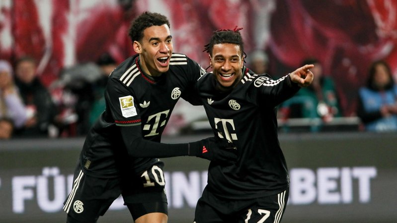 Jamal Musiala und Michael Olise jubeln gegen Leipzig | Bild: picture alliance / Sipa USA | Arena Akcji Jamal Musiala und Michael Olise jubeln gegen Leipzig