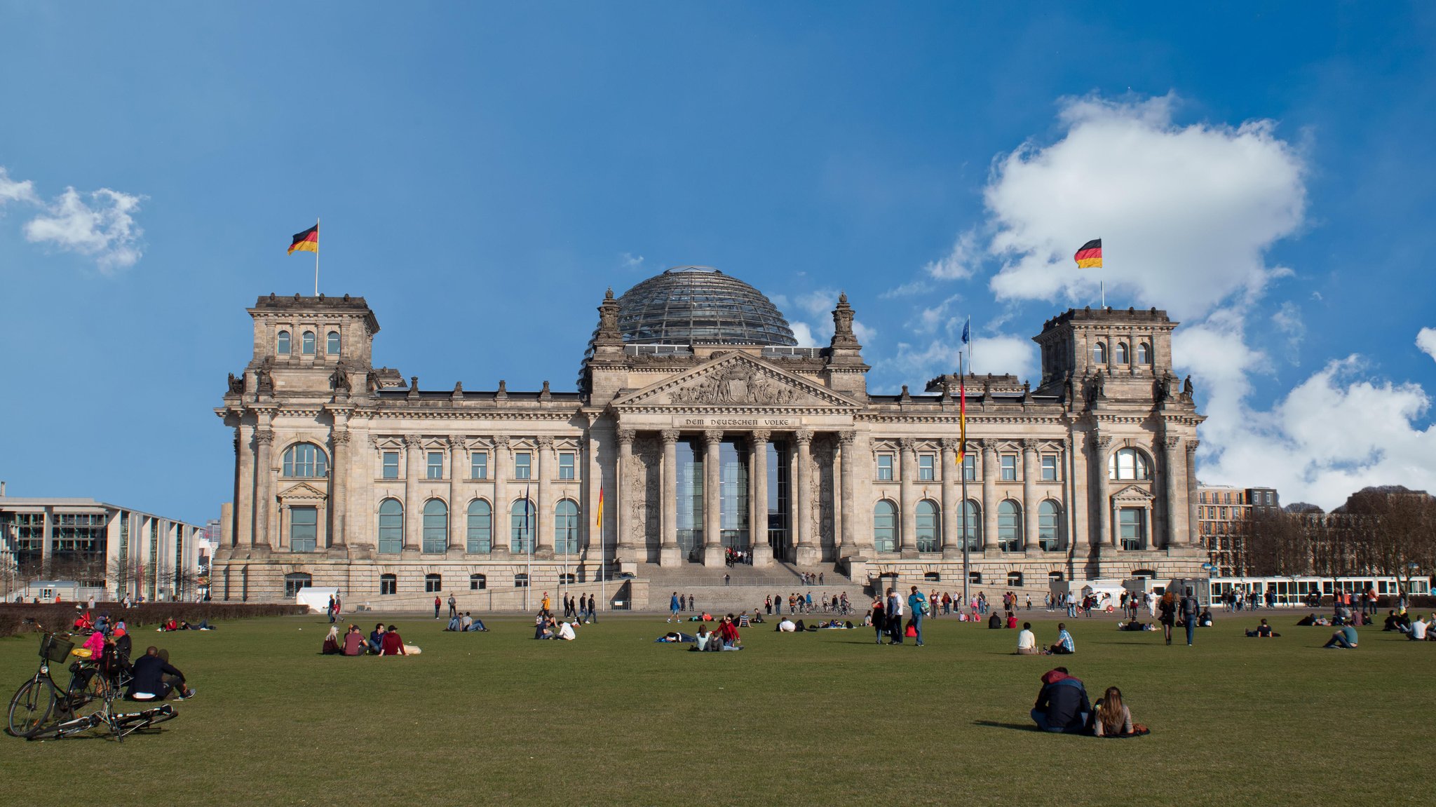 (Symbolbild) Menschen im Sommer auf dem Platz der Republik vor dem Reichsstag-Gebäude | Bild: picture alliance | Marcel Ibold (Symbolbild) Menschen im Sommer auf dem Platz der Republik vor dem Reichsstag-Gebäude